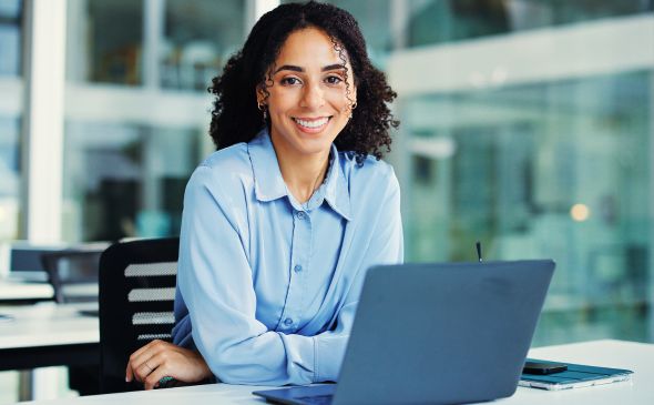 Woman in front of a laptop